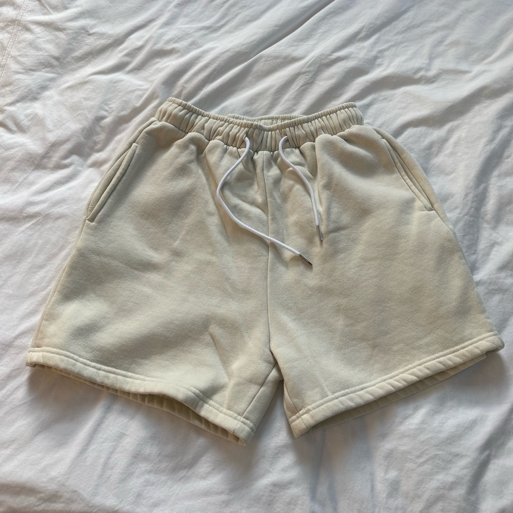 Verge Girl Cream/butter yellow sweat short Size small